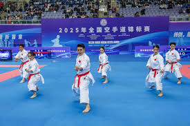 虽然主场遗憾输掉了比赛，但球迷们赛后主动捡垃圾打扫现场….